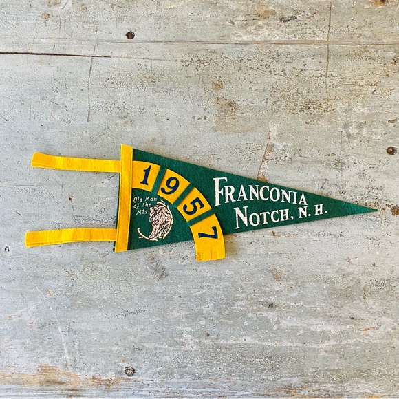 SOLD ♥️ Vintage ♥️ 1957 Franconia Notch, N.H. Green Felt Pennant